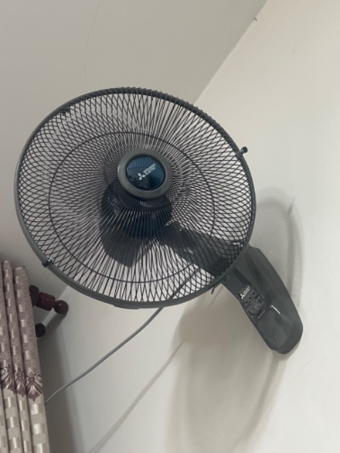 Gió mạnh, động cơ êm, dễ lắp ráp. Remote loại mới hơi lớn và nặng nhưng có vẻ cứng cáp, có thể dùng chung với loại cũ. Có nhiều biện pháp bảo về an toàn khi treo cao. Made in Thailand.