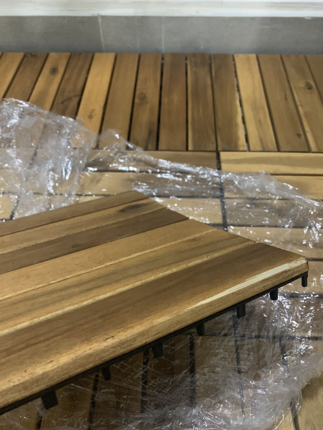 Hàng bị lỗi,2 vỉ gỗ bị tróc ra như hình nhìn gỗ bị cũ vì mình đã mua 2 vỉ trước ok hơn
Đề nghị shop đổi lại 2 miếng bị lỗi