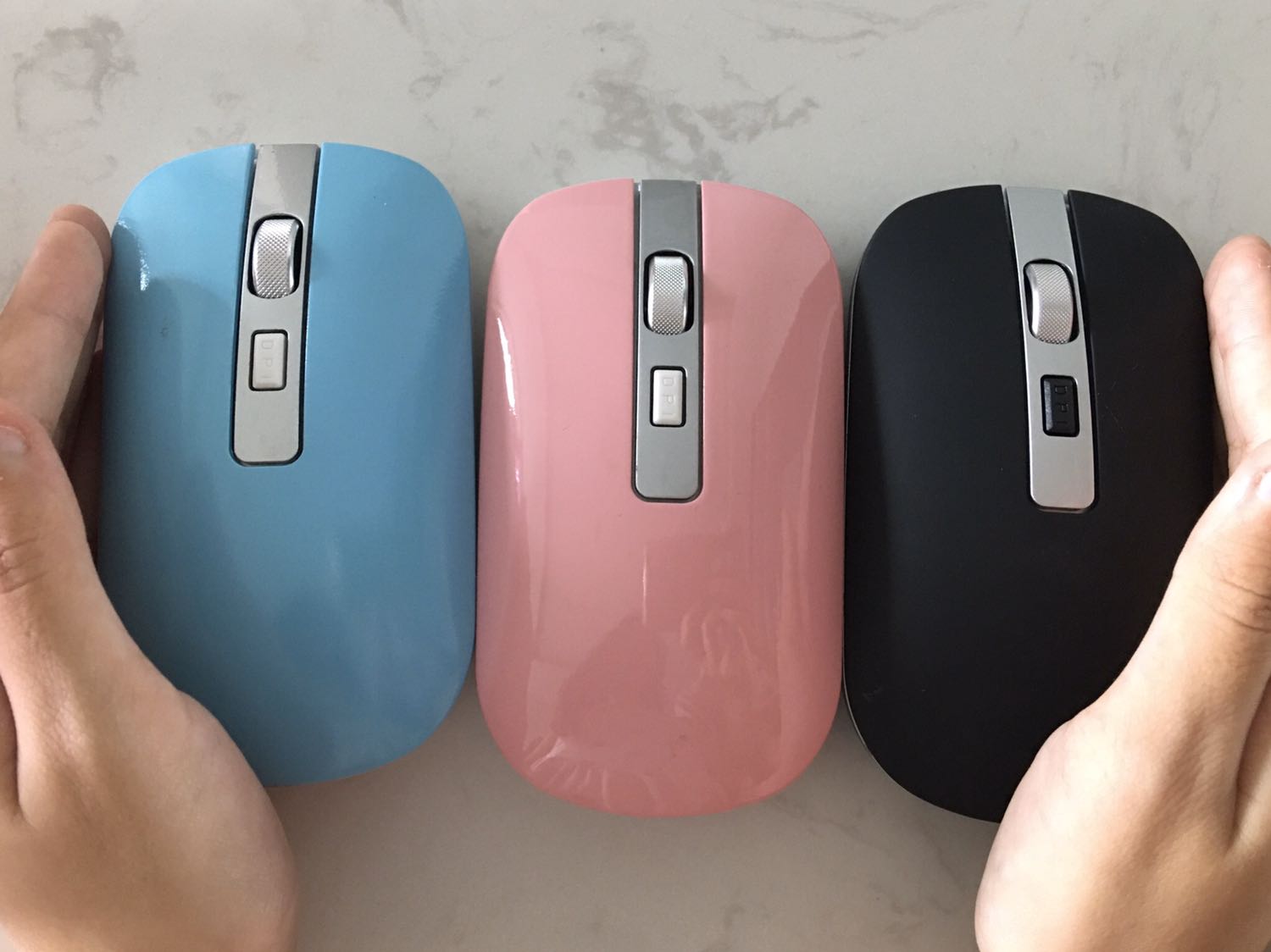 Chuột rất nhẹ, xài rất êm, bấm không bị kêu to như chuột khác; thích nhất là khoản sạc điện không dùng pin rời nữa, bảo vệ môi trường.
Chuột nhìn bên ngoài đẹp hơn trong ảnh.
Dùng có bền hay không thì phải chờ xem đã nhưng vẫn đánh giá 5 sao vì Tiki giao hàng nhanh, đóng gói cẩn thận và giảm giá rất hợp lý! 
Sản phẩm còn có hộp đựng riêng kèm phiếu bảo hành. Rất thanh lịch!
Mình đặt mua liền lúc nhiều sản phẩm cho cả văn phòng dùng ^^