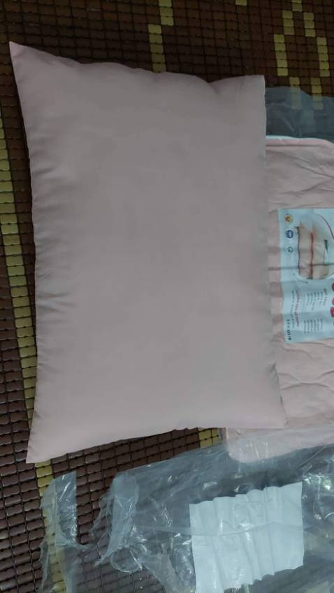 Gối rẻ mà đẹp, chất lượng lắm nè. Mua không để ý, nhận hàng mới thấy gối to quá.kk. 50×70 nha mn. Gối êm mềm lắm. Chắc sẽ mua thêm tặng người nhà.