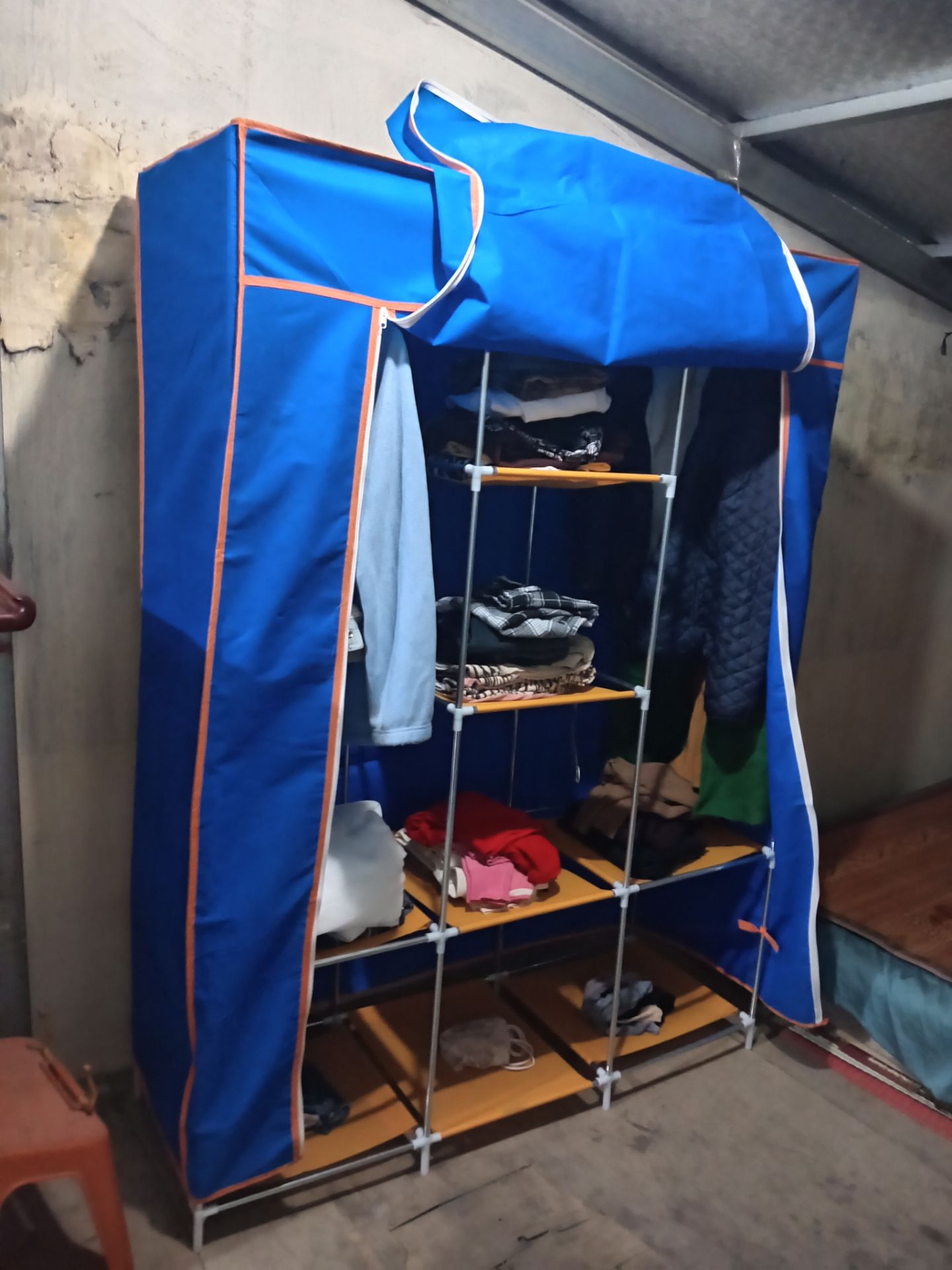 Giao hàng nhanh. Sản phẩm đầy đủ. Khung chắc chắn. Vải bọc bên ngoài quá nhỏ, ko kéo hết được. Ở dưới đáy ko có vải trùm bên ngoài, dễ bị bụi hay côn trùng bò vào. Chất liệu vải này dễ bị mục ko?