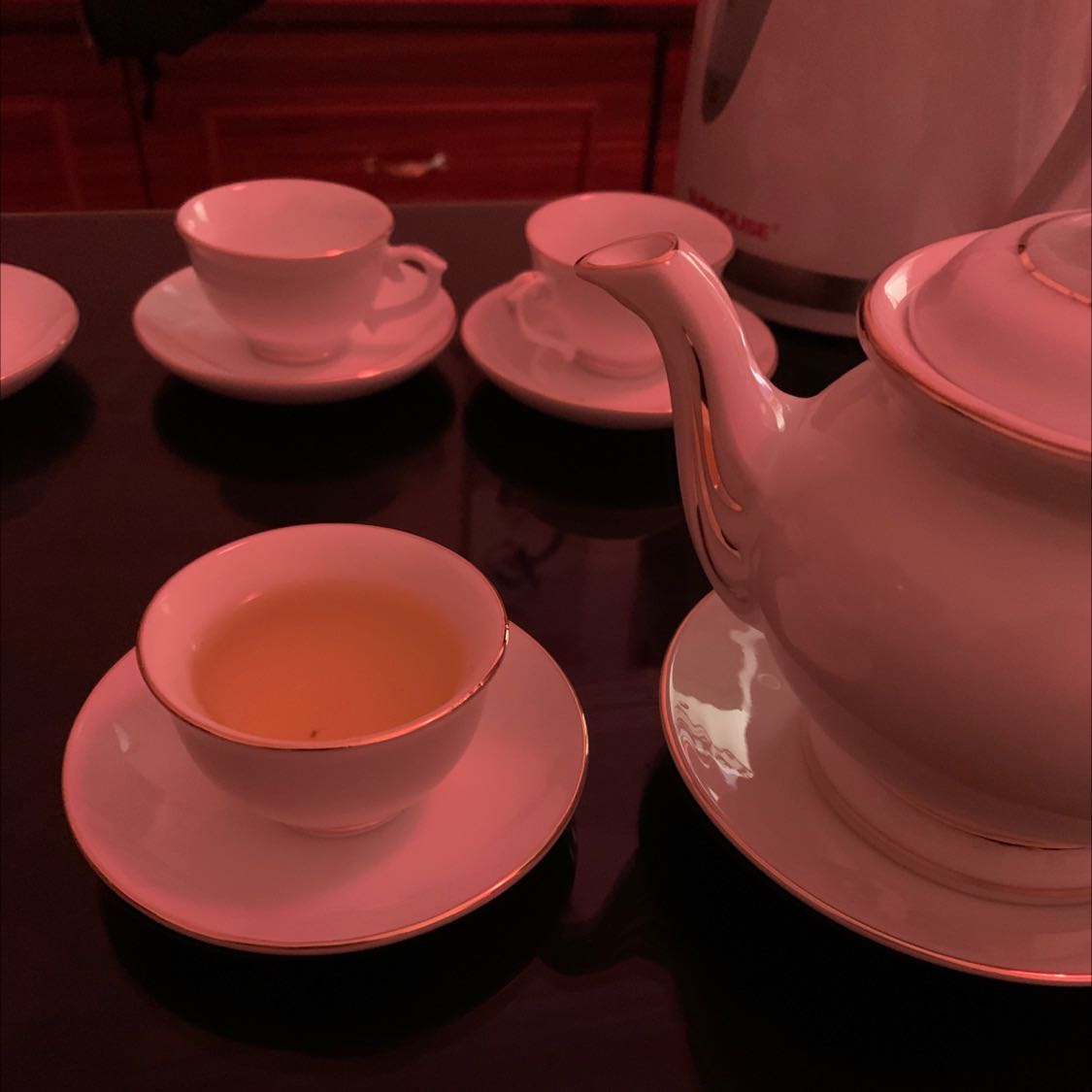 Bộ ấm chén quá đep. Men trắng mịn và thiết kế vừa vặn mãu uống trà . Shop lại gói rất cẩn thận chu đáo nên vận chuyển về nhà nguyên bộ. Định k viết đánh giá mà phải viết để người khác còn biết mà mua . Cảm ơn shop nha trời lạnh nằm uống trà đọc sách cho shop 5 sao và cả trái ❤️