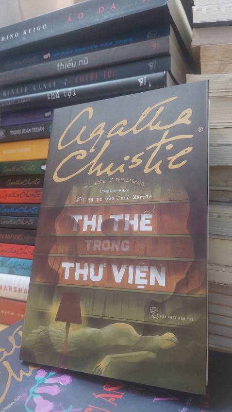 Một điều gần như là luôn luôn đúng trong các tác phẩm của Agatha Christie đó là khi có quá nhiều truyện được sắp đặt, nhiều lời lẽ được nói ra thì sẽ đến lúc mọi giả dối đều sẽ bị phơi bày. Câu truyện này cũng vậy, chỉ cần bám sát động cơ, kết nối những điều tưởng chửng nhỏ nhặt nhất bà Marple một lần nữa chứng  minh chân lý hiển nhiên đó.