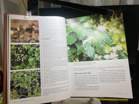 Chất lượng của sách thật sự rất đẹp, hình ảnh minh hoạ sinh động.
Nội dung ngắn gọn nhưng đầy đủ, phù hợp cho những người có đam mê về cà phê và muốn tìm hiểu 1 cách trọn vẹn!