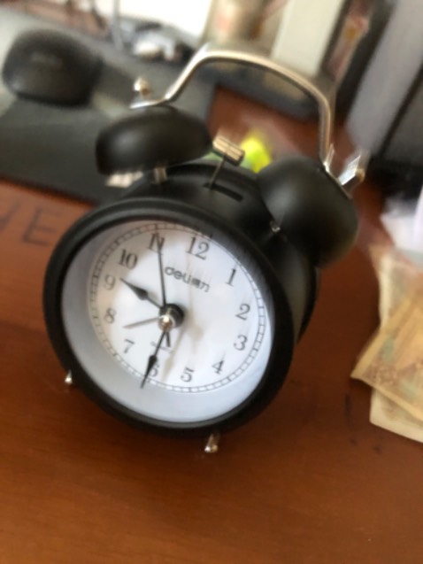 Đồng hồ reo quá to và không dừng đc nếu ko bật cái nút off (cần một hồi để bật on lại). Với cái đèn thì chỉ bấm mới bật, để tay ra là nó tắt. Đồng hồ chỉ phù hợp để trang trí hay xem giờ thôi.