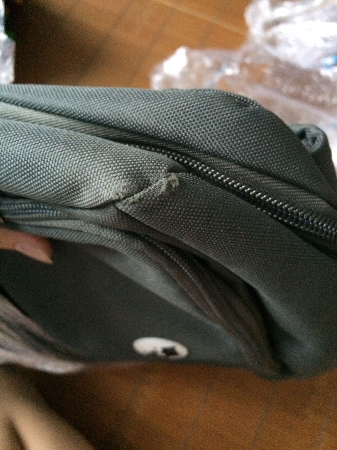 Tiki giao hàng bị sẵn r thì phải vì mình thấy gói rất cẩn thận mà vẫn bị xước là điều k thể mà còn bị trừ 2 lần tiki xu tới giờ hơn 1 ngày rồi vẫn chưa thấy phải hồi gì