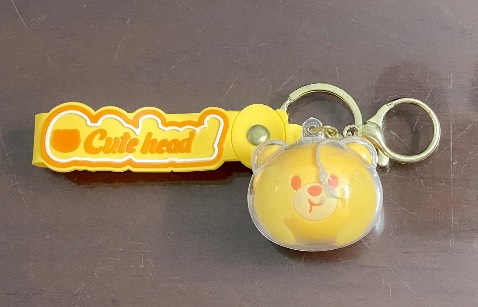 Bể hết. Nứt hết phần nhựa bọc móc khoá