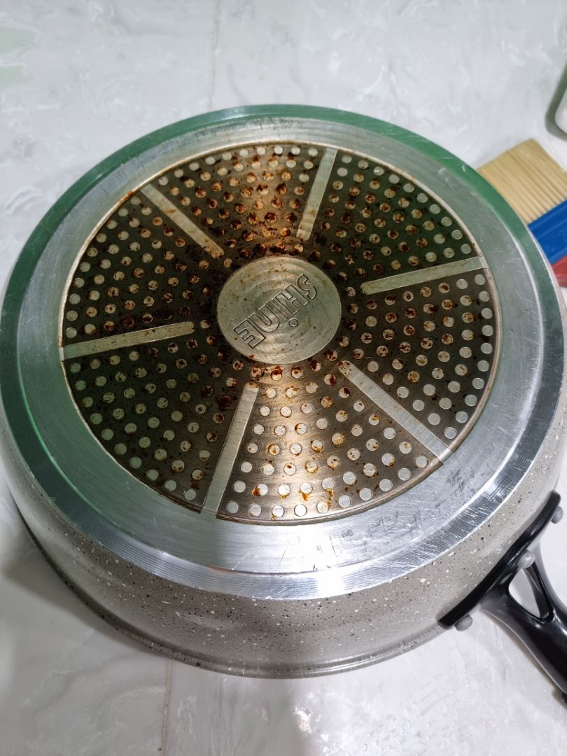 chà thử cái chảo thấy sạch tinh, hình trước và sau khi chà. đổ dung dịch lên, để 5p, dùng cọ là ra hết các vết, những chỗ cứng đầu thì dùng miếng nhôm chà nồi để chà