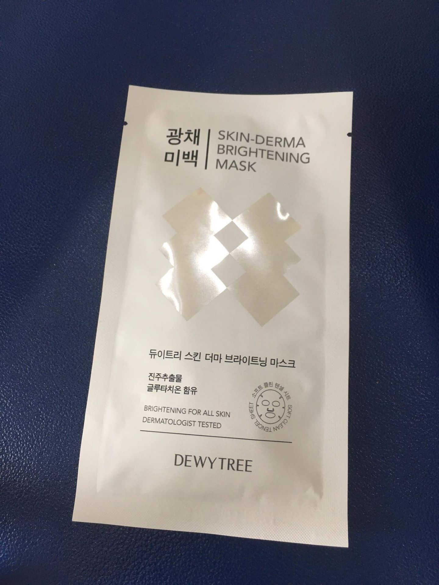 đắp vào siêu mát luôn mọi người . trước khi dùng nên làm sạch da mặt đi nha, vậy sẽ giúp tinh chất thẩm thấu nhanh hơn. sản ohaarm chất lượng, hàng chính hãng, nên mua nha mọi người