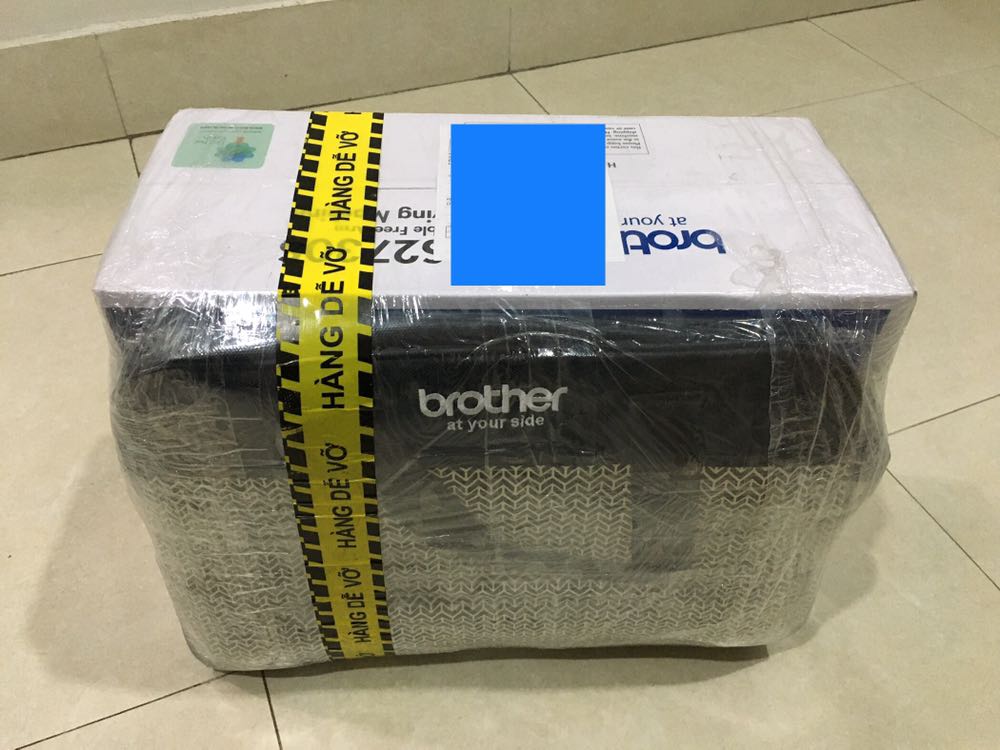 Hàng full box và đầy đủ kiện đúng như quảng cáo. Đóng gói cẩn thận. Có cả hoá đơn bán hàng có mộc của shop 👍 . Mua trong đợt 12/12 còn được tặng giỏ xách đựng và chân vịt vắt sổ.