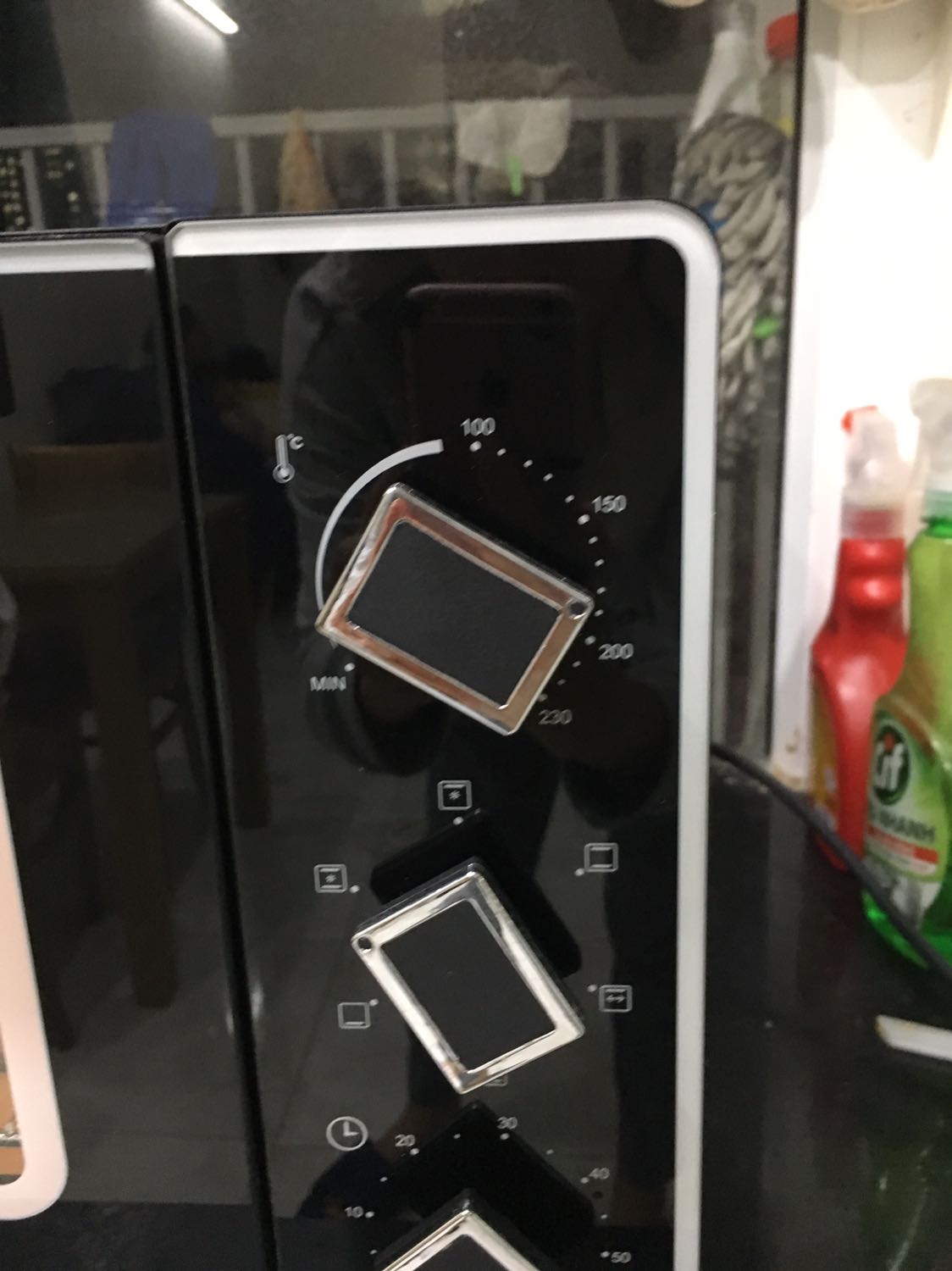 Sản phẩm đẹp, phù hợp với gia đình nhỏ 4 người.
Tuy nhiên nhiệt độ lò quá lệch so với nhiệt độ điều chỉnh.
Nướng bánh bông lan vặn 190 độ mà thực tế 140 độ.
Nướng bánh muffin cần 170 độ phải vặn max 230 độ.
Như vậy lò nướng của mình sẽ không thể lên được nhiệt độ cao hơn nữa.
Nếu mình ko dùng nhiệt kế lò mà tin tưởng nhiệt độ bên ngoài sẽ hỏng bánh, sai số nhỏ có thể khắc phục chứ sai số lớn thì không được rồi.
Mình đã yêu cầu Tiki hỗ trợ, hôm nay là 3 ngày kể từ khi shipper lấy hàng đi nhưng chưa biết đơn hàng đã đi đến đâu và khi nào mình có thể nhận lại, sau khi nhận đc lò mình sẽ check lại lần nữa.
Các bạn mua hàng hãy check nhiệt độ lò ngay khi nhận nhé!