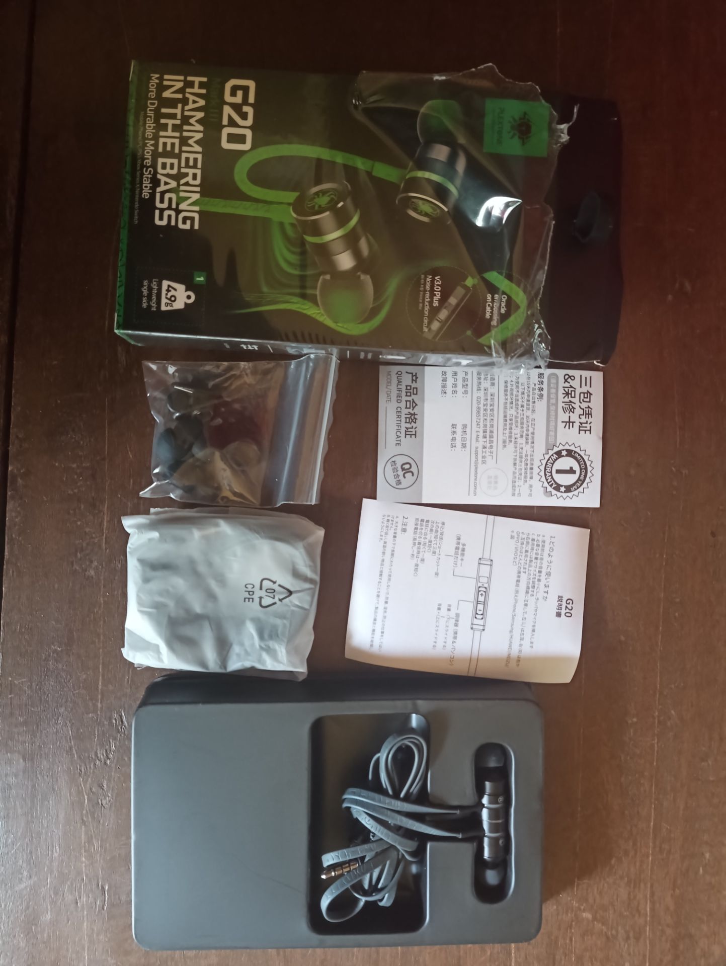 Đánh giá qua 12h sử dụng đầu tiên
•ship nhanh hơn dự tính 5*
• Phụ kiện đầy đủ (chưa dùng thử) 
• đóng gói có bọc thêm lớp bóng bên ngoài hộp rất sạch ok. 

★chất lượng âm thanh:
+ Bass to,  ai thích bass đùng đùng sẽ hợp. nhưng đổi lại bass to hơi lấn mất âm thanh/tiếng/giọng hát của những bài nhạc nhẹ, thư giản,  nhạc buồn.
+ Thành ra nếu tăng âm lượng để nghe rõ giọng/tiếng hát thì bass lại quá to tai,  còn để âm vừa nghe thì giọng/tiếng hát lại bị hơi nhỏ. 

- Tai nghe có thiết kế hơi dài nên đeo khi nằm gối ghiêng 1 bên (như khi ngủ chẳng hạn) sẽ khó mà được ,  bị cấn.