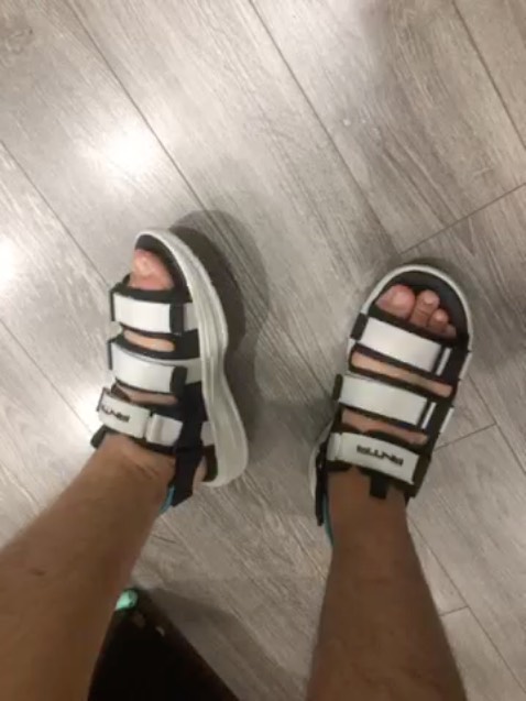 Vừa nhận hàng và đi thử, đầu tiên là trông đẹp, lên chân bắt mắt. Đế dầy, êm ái mà đàn hồi tốt, chắc kiểu sandal thể thao nên vậy. Điểm cộng là khoá bấm thấy rất chuẩn, chỗ chỉnh kích cỡ cũng ok. 5 sao cho cả bạn nhân viên tư vấn và ship nhanh nhé 👌