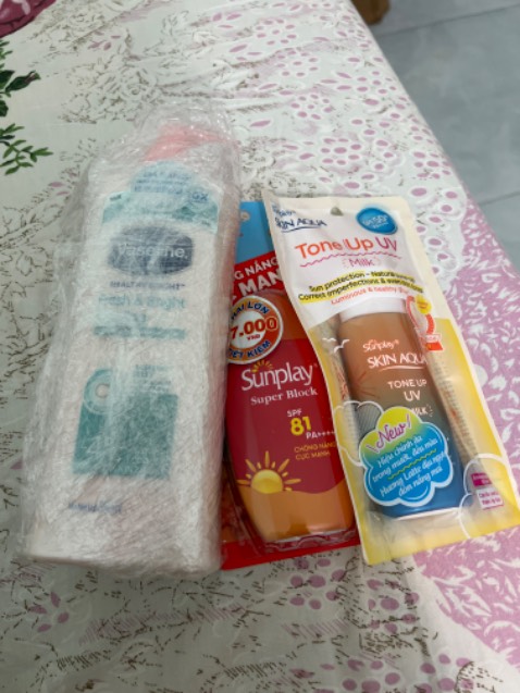 Giao hàng cực kỳ nhanh đáng lẽ 5 sao rồi nhưng có ghi đơn hàng 199k tặng thỏi son nếu hết hàng r thì ghi chú hay gì đó để khách hàng biết khỏi phải thắc mắc. Nếu k có tặng thì đừng ghi để khách hàng biết.