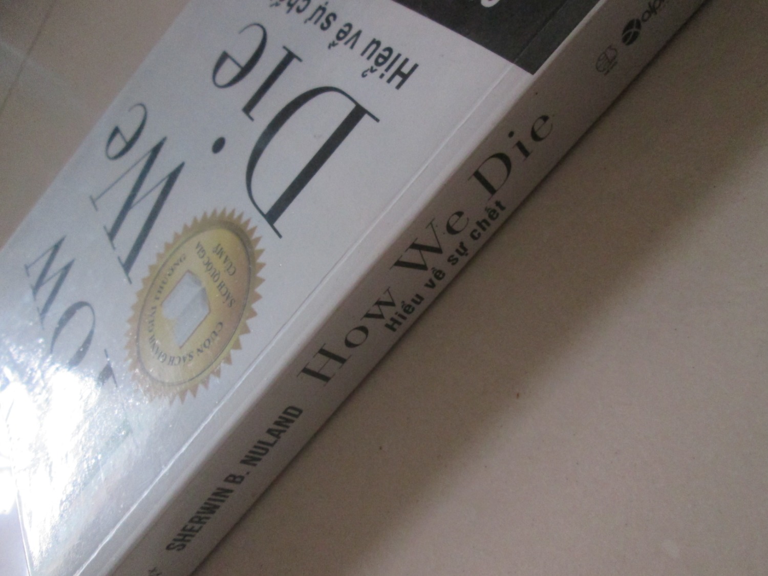 - Giao hàng: mua quyển này cũng khá lâu rồi, nhưng vì mình vẫn mua hàng của tiki, nên chắc là trong đợt trước nhân viên giao hàng cũng tốt tánh và giao đúng ngày.
- Hình thức sản phẩm:  Bìa bình thường. Giấy trắng, mặt giấy mịn. Gáy dán. Quyển sách cầm khá nặng tay với khoảng 400 trang.
- Nội dung sản phẩm: mình nghĩ cuốn này sẽ kén người đọc. Đây là một câu truyện dài của tác giả, dưới vai trò là bác sĩ, kể về những lần chứng kiến cái chết xảy ra. Với những phân tích khoa học, câu chuyện mang lại cảm giác khô khan. Với những dòng cảm nhận, các câu chuyện lại nhuốm màu bi lụy. Mình thích cuốn này.