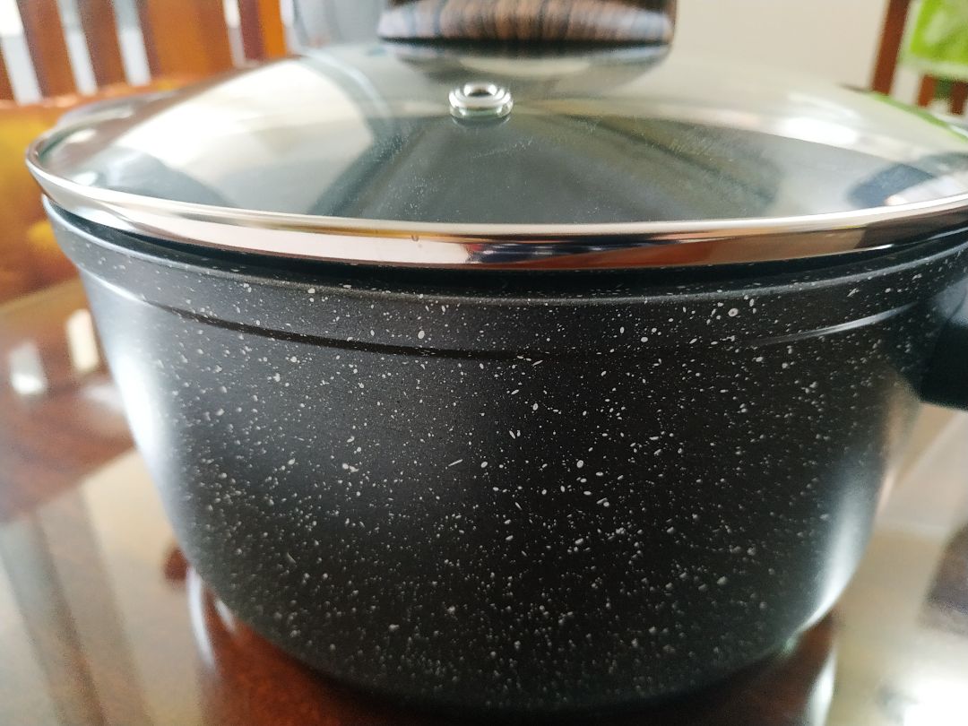 Nồi bị méo, quai nồi bị vết tróc. Khi nhận hàng tình trạng vỏ hộp đã cũ nát. Đã liên hệ tiki hỗ trợ đổi hàng.