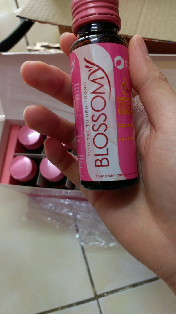 Tiki đóng hàng cẩn thận, bạn shipper thân thiện. SP chất lượng, mình uống hộp thứ 2 đã cảm nhận có chút sự thay đổi về da, da sáng và căng hơn nên quyết định sẽ tin tưởng sử dụng lâu dài. Thật tốt là cũng tốt cho dạ dày của mình nữa. Tính ra mua trên Tiki hời hơn so với mua hiệu thuốc nếu các bạn áp mã giảm giá nhé. Chúc shop bán được nhiều hàng.