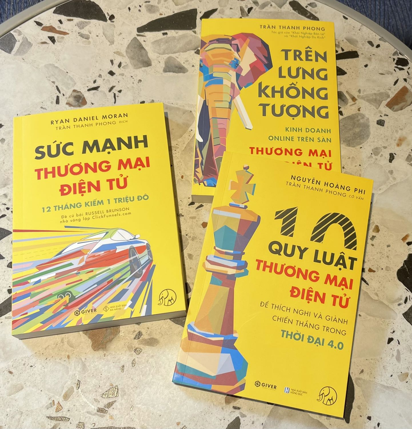 Bộ sách đẹp, bao bì chỉn chu, đóng gói kỹ càng, giao hàng nhanh. Nội dung combo bao gồm nhiều cấp độ, tham khảo nhanh các cách thao tác quan trọng trên sàn, đến chia sẻ kinh nghiệm về kinh doanh trên sàn Tmđt Việt Nam, thế giới và các quy luật cốt lõi khi kinh doanh điện tử. Nếu muốn nắm bắt nhanh chóng, tổng quát về kinh doanh Tmđt để bắt đầu kinh doanh tự tin, bài bản thì có thể tham khảo bộ sách này.
