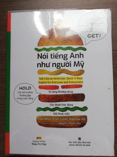 Sách in màu đẹp, có đĩa CD kèm theo, bạn nào không có máy tính thì quét mã QR in ở bìa sau nghe audio nhanh gọn lẹ.
Nội dung hay, có phiên âm từ vựng mới, bạn nào thích tự học tiếng Anh nên mua về luyện tập.