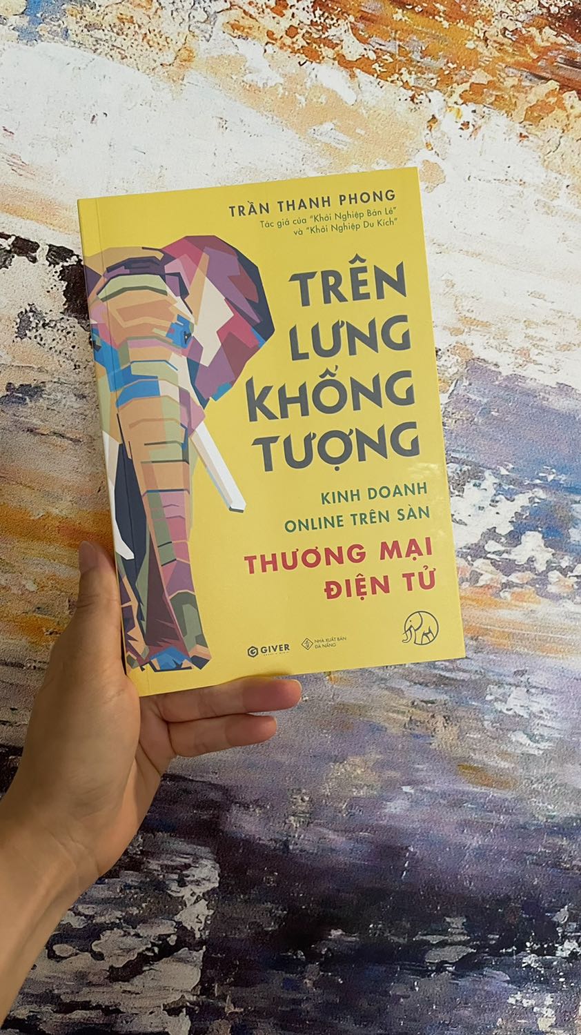 Sách hay, đáng tiền.Trên lưng khổng tượng hướng dẫn chi tiết cách kinh doanh online trên các sàn thương mại điện tử ở Việt Nam. Sách phù hợp cho ai muốn bắt đầu và phát triển bằng kinh doanh online vì đây toàn là kiến thức nền tảng cơ bản mà ai cũng cần biết. Sách đẹp, sạch và giao hàng rất nhanh. Sáng mới đặt mà trưa đã giao tới ngay.