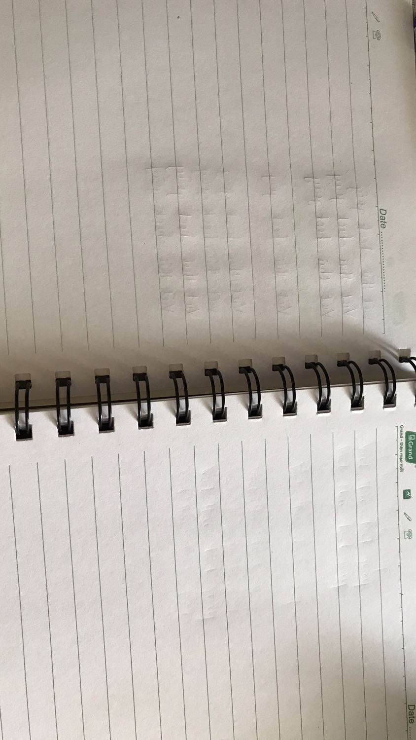 Mình sẽ rất vui nếu quyển sổ này được bọc bìa ni lông ở ngoài và không bị bẩn. Mình mua sách ở tiki cũng nhiều lần rồi, cũng gặp phải tình trạng sách bị gập, gãy bìa, bẩn,... nhưng để nói riêng về quyển sổ này thì rất đáng để mua, to, dày, mực viết cũng không bị in qua quá nhiều trừ bút nào cho ra nhiều mực quá thì sẽ hơi in một tí thôi.