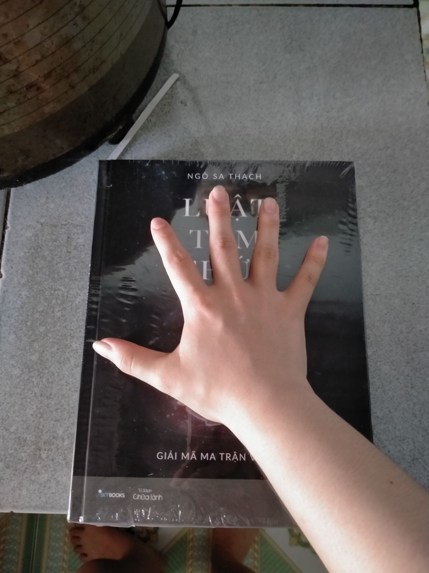 Lúc nhận sách mình khá là bất ngờ. Cuốn sách to ghê luôn. Đóng gói cẩn thận. Cuốn mình nhận được là bìa cứng. Giờ đánh giá thì thấy thì thấy shop ghi bìa mềm ? Cuốn này đỉnh lắm á mọi người. Có khả năng thay đổi cuộc đời mình luôn á. Đọc nhiều lần mới thẩm thấu được nghe ?