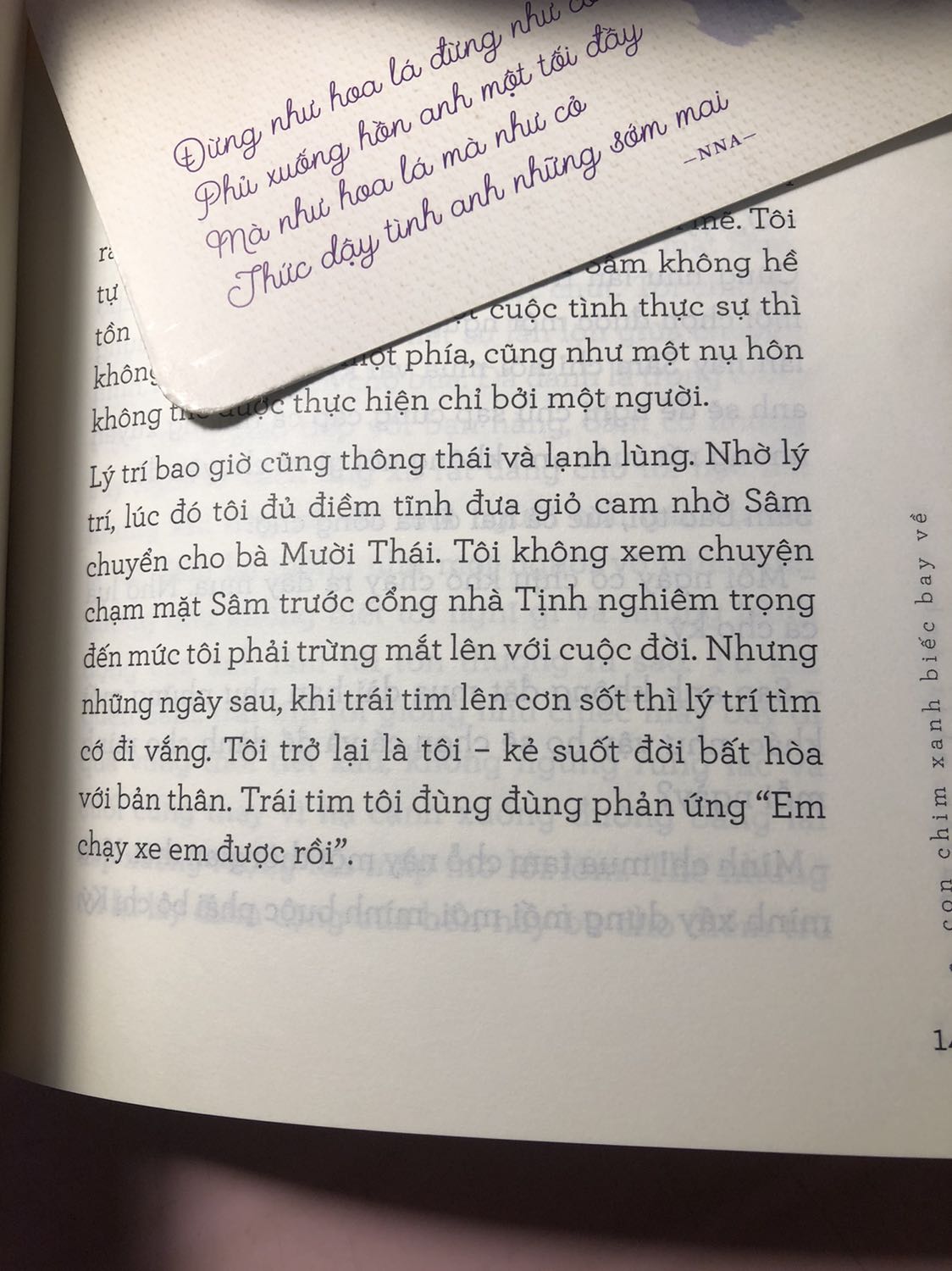 Giao hàng nhanh, đóng gói cẩn thận, sách khá dày, không bị móp méo ở gáy hay mép.
Nội dung sách không phù hợp với trẻ em, không phải vì ngôn ngữ mà vì ý tứ trong sách này của NNA khá thâm thuý và triết lí. Đọc sách cảm giác đang nghe giảng hơn là thư giãn. Mặc dù NNA vẫn gửi gắm bài học cuộc sống qua ngôn ngữ giản dị nhưng sách lần này không xoay quanh nhiều câu chuyện của 2 nhân vật chính mà chủ yếu nói về cuộc đời riêng của mỗi người. Cá nhân mình thì thích nói về cuộc đời chung nhiều hơn một chút. Rate hình thức: 5/5; Rate nội dung: 4/5