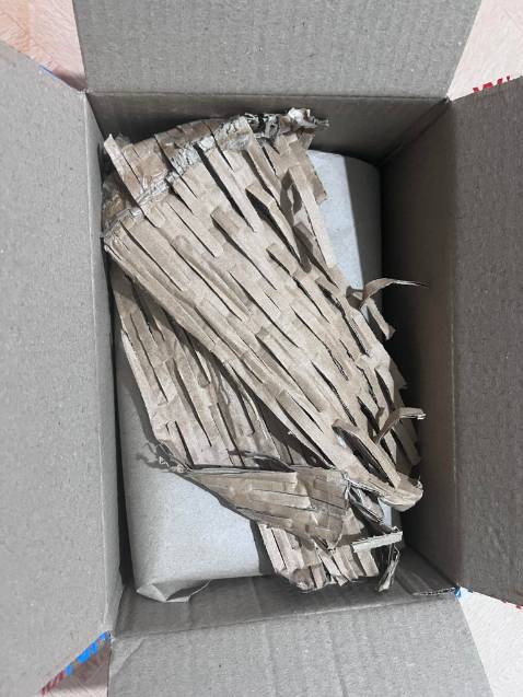 Đây là lần đầu mình mua máy đọc sách Kindle và cũng là lần đầu mình mua hàng giá trị lớn trên Tiki, mình khá hài lòng. TikiNow giao nhanh, nhân viên thân thiện nhiệt tình. Gói hàng được bọc cẩn thận, có dán tem hàng dễ vỡ, máy đọc sách nguyên seal, bao da gắn kèm với máy luôn trong hộp. Đây là bản cho thị trường Nhật nhưng tính năng đầy đủ không khác bản thường. Từ lúc mua máy đọc sách, mình như trở lại thời trẻ thơ, thời còn say mê với những trang sách, thời gian dành cho ***, Youtube,... cũng giảm hẳn. Một sản phẩm đáng mua cho bất kỳ ai có mong muốn tốt hơn mỗi ngày.