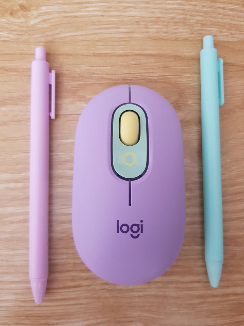 chuột màu đẹp như hình, xài êm.
kết nối hơi khó, mình k thấy có kết nối usb, kết nối blutooth cũng hơi khó cài đặt cho nhiều thiết bị.