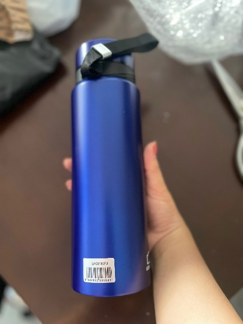 Sản phẩm rất là đẹp ạ.. nhìn sang . Chất lượng thì tin tưởng lock lock .bình khá bự nhé. Nữ xài hơi mỏi tay. Nam xài ok nek. M mua cho ck.