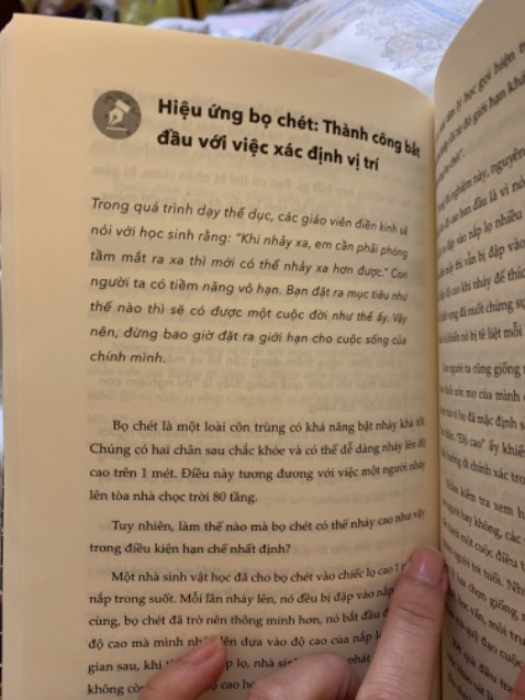Mình ở trong nội thành thì trưa hôm trước đặt, sáng hôm sau đã nhận được hàng rồi 💞 Khi nhận được hàng mình rất hài lòng vì chú shipper rất dịu dàng và hộp bọc vuông vức, sách còn mới nguyênn :3 
Sau gần 2 ngày thì mình đã đọc xong cuốn này. Tình cờ lướt được em nó trên *** nên đặt hàng về đọc luôn. Đoạn đầu mình cảm thấy đọc khá là cuốn, tác giả lồng ghép nhiều ví dụ ngoài thực tiễn vào nên cảm giác không bị khô khan. Quả thực đọc cuốn này nhiều khúc mình phải Ồ lên vì nó đúng á mn 🥲 đúng là các quy luật, định luật, hiệu ứng có khác. Và có nhiều chương mình cảm thấy rất là biết ơn, vì cho mình rất nhiều động lực để bắt tay vào hành động, thoát khỏi vòng luẩn quẩn hằng ngày, cũng động viên ta biết đặt mục tiêu lớn để có thể khai thác được hết tiềm năng của bản thân (phân tích dựa trên các thí nghiệm khác nhau). Tuy nhiên thì đọc tới cuối mình cảm thấy hơi bị ít “cuốn” hơn một chút. Cảm giác nó khá là lí thuyết, chung chung, na ná self-help hơn, nên về cuối mình đọc khá lướt á 😓 cá nhân mình thì thấy vậy hoy. Anyway, mình vẫn thấy bé này đáng mua nhaaa 💙 Chúc mn có trải nghiệm vui vẻ