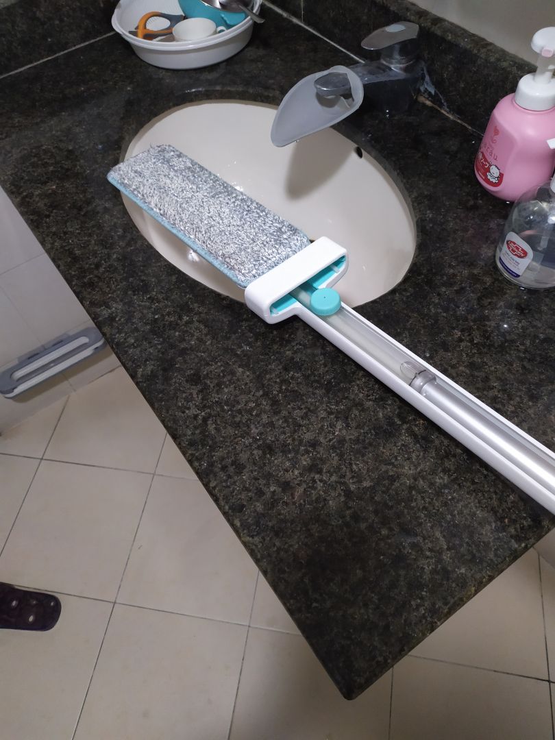 Giao hàng nhanh, bọc cẩn thận. Sản phẩm dùng tốt, lau cầu thang tiện. Phun nước đủ để lau, không bị ướt quá. Gạt vắt nước dễ dùng, nhưng khi lau va đập mạnh dễ tụt xuống. Có lỗ trên tay cầm để treo, hoặc gạt hết xuống để đứng cũng được.