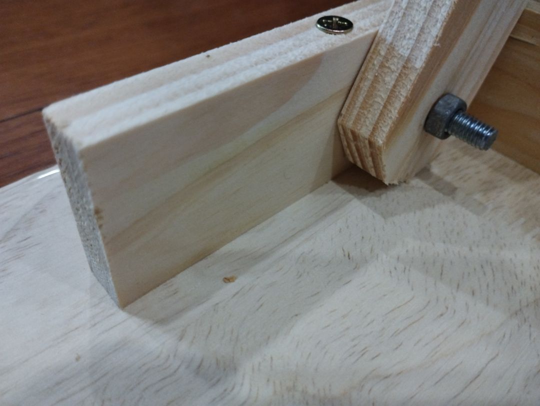 cho mình hỏi sao cái bàn này lại đem đi bán đc vậy ạ? vs giá tiền này thì mình cx ko hi vọng j nhiều nhưng cái mình nhận đc là mấy thanh gỗ gắn tạm bợ vào nhau, cạnh bàn mình phải dán băng dính lại vì vẫn còn những cái dằm gỗ lởm chởm. Những cái ốc gắn chân bàn còn chưa đc vặn chặt vào, đinh đóng chân bàn lòi hẳn ra ngoài. Nhà mình mà có trẻ con thì ko cẩn thận còn gây thương tích cho trẻ. Mình rất thất vọng vì món hàng này.