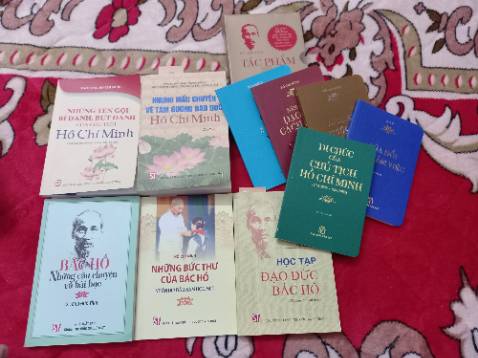 Những tác phẩm của Bác là tài sản vô giá. Tuyệt vời hơn nữa là sách được thiết kế nhỏ, gọn như 1 cuốn sổ tay, tiện lợi để mang theo bên mình, rảnh là lại mang ra nghiền ngẫm