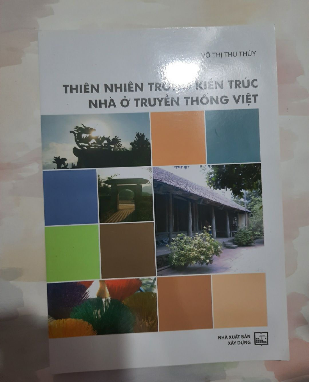 Mua sách này trong lúc mình đang làm bài tiểu luận cho nguyên lý thiết kế nhà ở và mình phải nói cuốn sách này thực sự rất bổ ích luôn, sách hướng dẫn thiết kế nhà phù hợp với khí hậu ở Việt Nam, tài liệu rất hữu dụng với các bạn sinh viên nào chuẩn bị vô đồ án nhà ở!