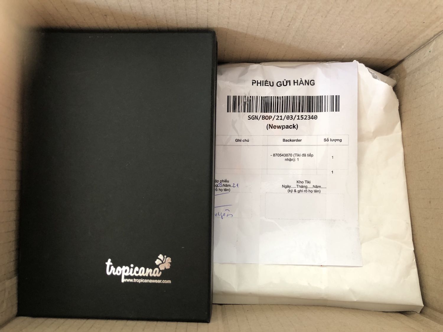 Giao hàng nhanh, nhận hàng mình khá bất ngờ vì shop đóng gói rất cẩn thận, mua 1 vòng lại được tặng thêm 1 vòng nhỏ, hình sao vòng nhận được y như vậy, mình khá ưng í nha ?