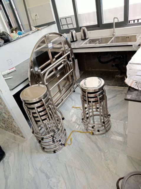 Ghế dày lắm, nặng tay lắm luôn, bàn cứng không bị ọp ẹp