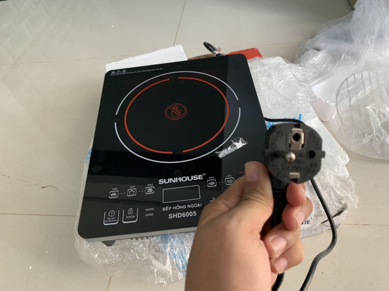 Sản phẩm khui ra mặt đáy dơ cũ kỹ, tem hãng bị dán chồng lên như hàng đã bảo hành, đầu phích cấm có 1 bên. Quá tệ ! Khuyên các bạn bỏ thêm ít tiền ra *** mắc 1 tí mà lành lặn. 1 bài học để đời Sản phẩm khui ra mặt đáy dơ cũ kỹ, tem hãng bị dán chồng lên như hàng đã bảo hành, đầu phích cấm có 1 bên. Quá tệ ! Khuyên các bạn bỏ thêm ít tiền ra *** mắc 1 tí mà lành lặn. 1 bài học để đời