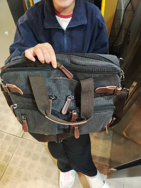 Chất liệu rất tốt, đường may chắc chắn, không một sợi chỉ thừa, có điều mình tưởng màu đen là nó sẽ đen đậm nhưng mà không, nó hơi hơi ngả nâu kiểu bị bạc màu, ý mình là màu sắc trông vậy thôi, chứ túi là hoàn toàn mới nhé.