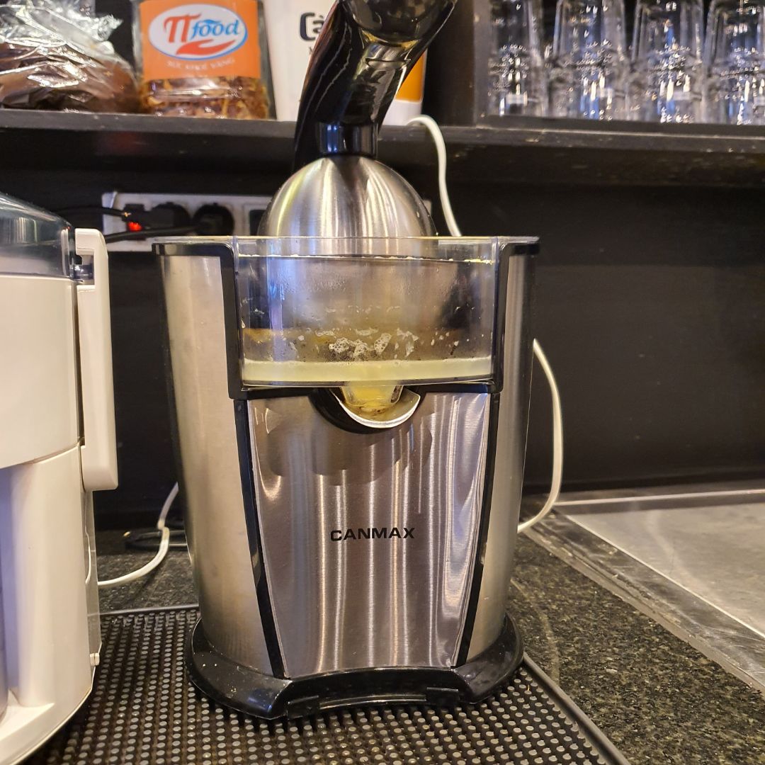 máy vắt kiệt cam và ko bị đắng tuy nhiên khay vắt thường hay bị vệt trắng rất khó rửa sạch vệt dù mình đã dùng xà phòng, nước ấm để rửa.