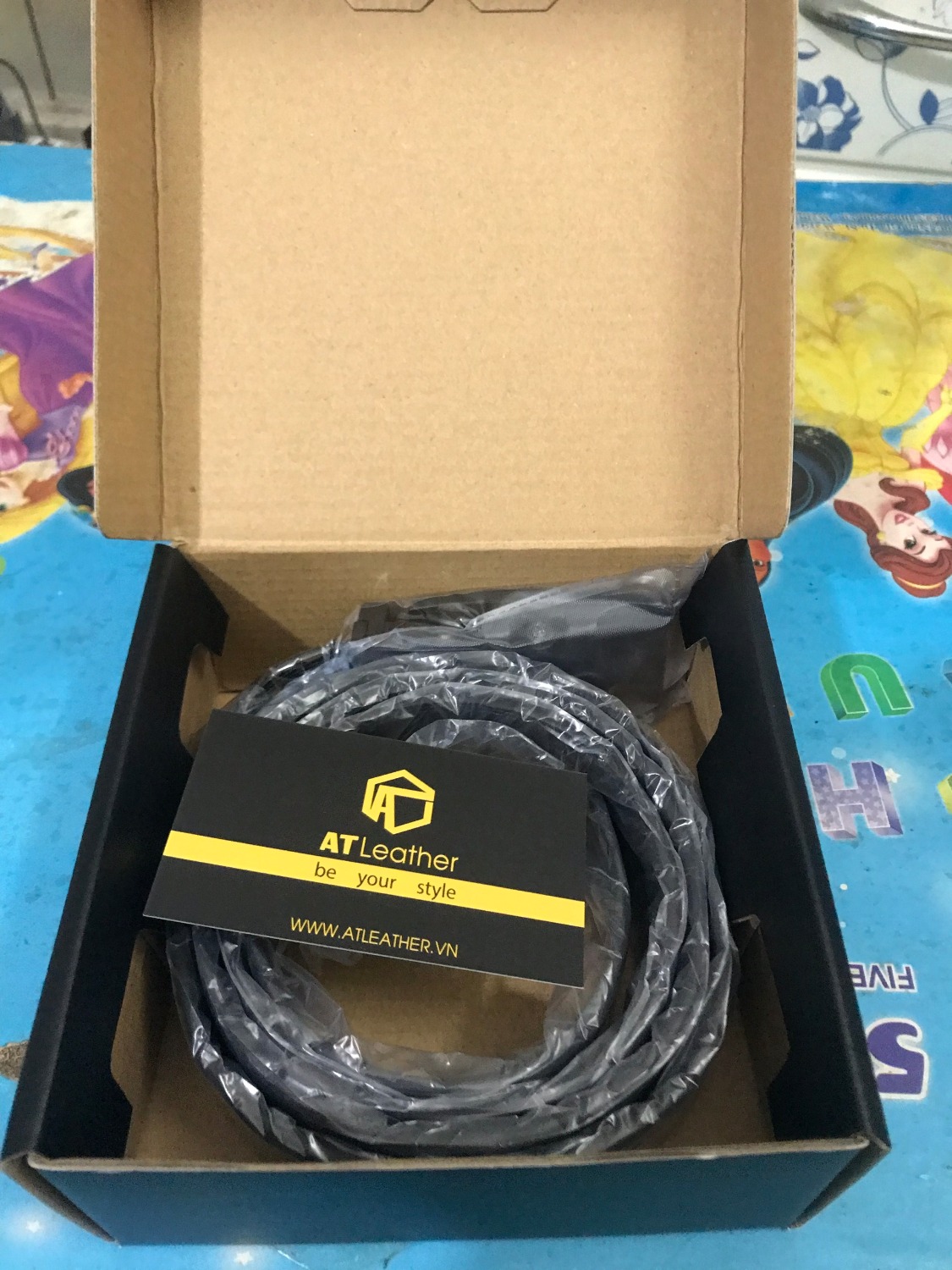 Sản phẩm ngoại quan tốt, khóa rất đẹp. Đúng 100% chính hãng, có phiếu bảo hành kèm theo. Có liên hệ *** để *** da -> sản phẩm da thật có mùi tóc cháy (cái này là để check kĩ vì có review ko tốt, cảm nhận ban đầu đã thấy ok). Tốc độ giao hàng của tiki thì không phải bàn. 5 sao cho tiki và NBH tốt!