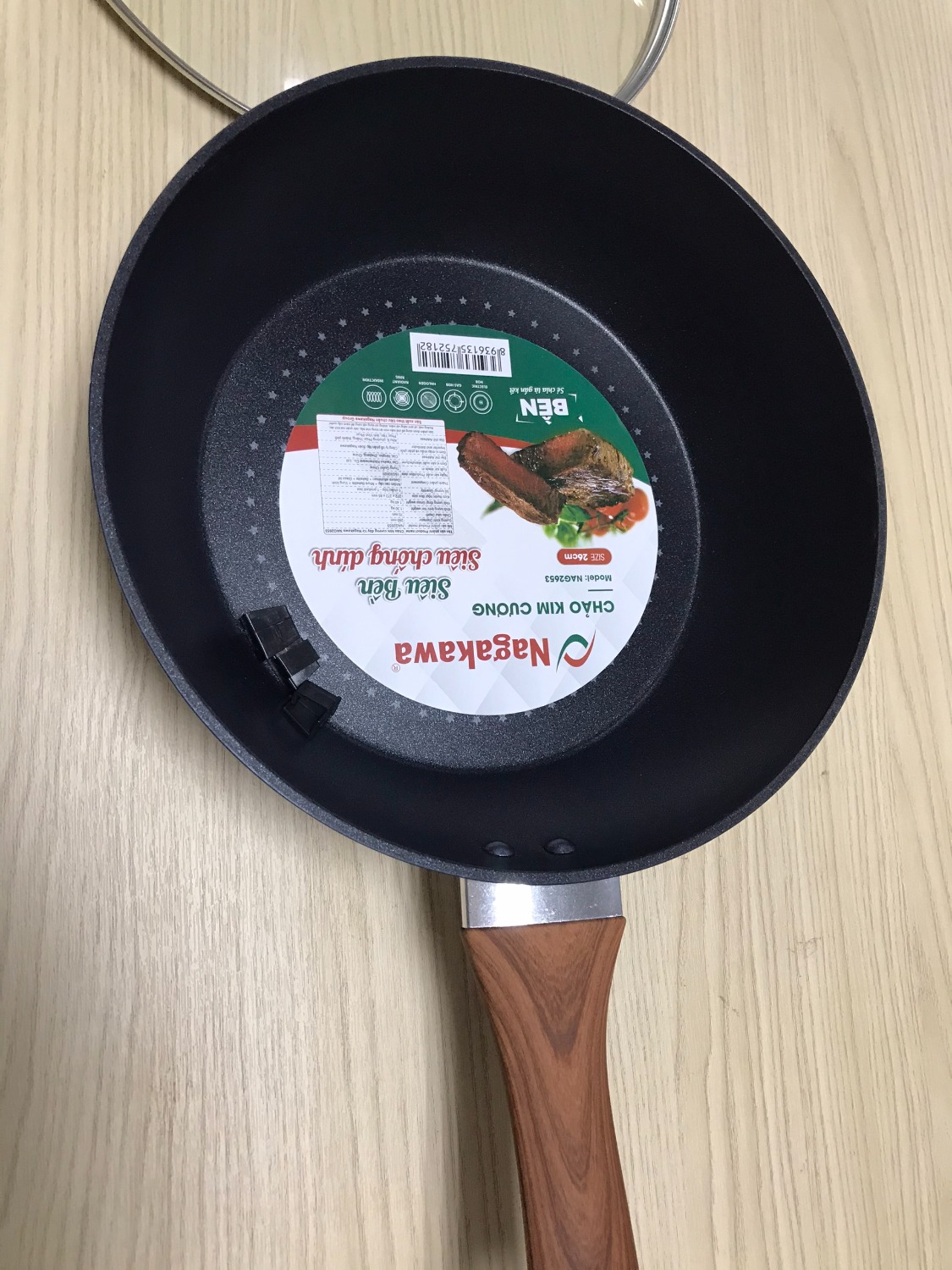 Mình xem hình thấy đẹp mà không ngờ chảo bên ngoài còn đẹp hơn nữa. Đáy chảo có lớp chống dính nhìn lấp lánh yêu yêu. Mà chảo này sâu lòng nhưng bằng bằng nên chiên xào đều ok. có nắp kính nữa nên tiện lắm luôn. Từ nay sẽ ủng hộ Tiki và Nagakawa