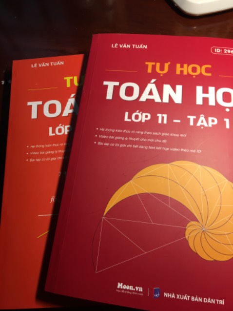 Rất ấn tượng bìa sách, cực thích mùi giấy mới luôn. Còn được tặng thêm phiếu trắc nghiệm nữa... Mặt sau có ghi công thức, lâu lâu quên bài thì lấy ra coi cũng tiện hơn:>>>>>>>