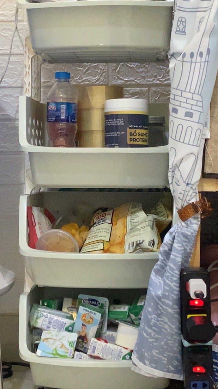 Gói hàng cẩn thận
Bóc ra thì thấy rổ hơi bám bụi tí.
Khi lắp thì các khớp nối vừa khớp với nhau nên rất chắc chắn