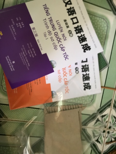 Sách này mình học nói ở trường. Ở đây ngữ pháp ghĩ rõ lắm. Từ vựng hay có bài tập đi kèm nữa. Sáh mới tinh, giao hàng nhanh lắm