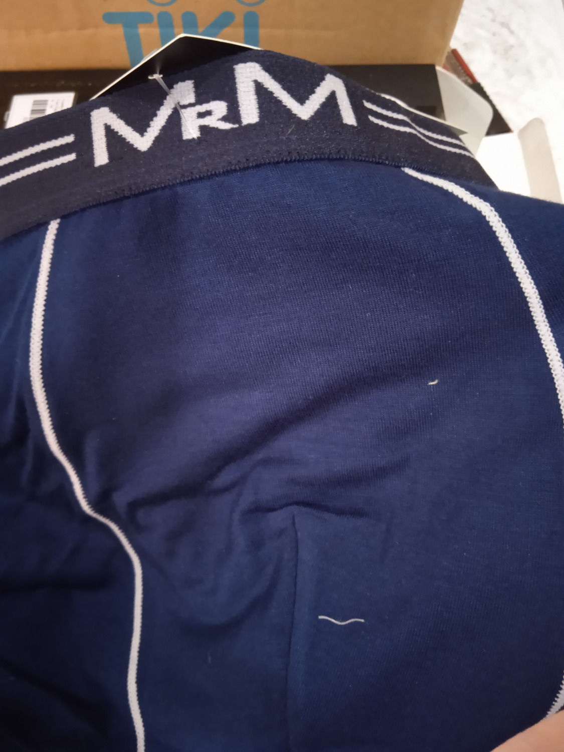 Hộp tiki rất đẹp, đóng gói cẩn thận,có logo tiki now nhưng hơi bị móp trong lúc vận chuyển.
Bên trong là sản phẩm,3 quần được đóng gói trong hộp của hãng rất đẹp cẩn thận,không bị móp,thấy sự chỉnh chu của shop,điểm cộng.
Về chất liệu vải rất mềm mịn, sờ rất mát,sản phẩm chất lượng tốt so với giá tiền. Sản phẩm là hãng của việt nam, mình rất thích, và luôn luôn ủng hộ hàng việt nam.
Mua hàng mình rất khó tính, kiểm tra đường chỉ may thấy rất cẩn thận, chắc chắn, nhưng vẫn có 1 ít chỉ thừa, có thể bỏ qua, dùng 1 thời gian mới biết được có bền hay không