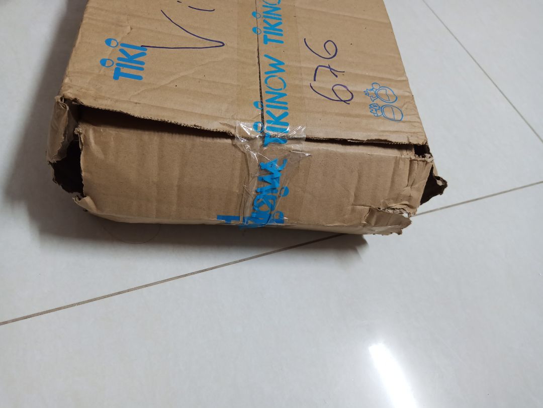 Giao hàng thùng rách, làm bìa sách bị dơ.
Sách in màu quá đậm, nhìn không đẹp và không sắc nét.