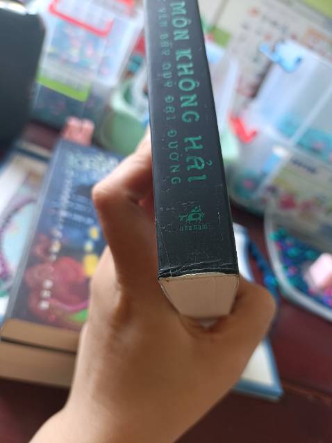Này là đánh giá tập 2, vì tập 1 mình lộn qua 2 rồi. Bị dơ nha dơ đậm đà luôn. Rất vui vì sale giá tốt nhận hàng đủ nhưng KHÂU ĐÓNG GÓI THỰC SỰ TỆ. ko seal ko chống sốc cứ vậy mà gửi ròi ngta đợi nhận hàng trong hoang mang sợ bị cong bìa rách gáy. Quá chán ý. Níu ko thay đổi chắc ko mua bên Tiki nữa luôn. Quá dỗi hờn cho lần này nhaaaaaaa