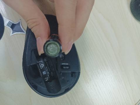 Không sử dụng được, vỏ đã được mở từ trước, pin hỏng.
Có vẻ đã được sử dụng vì có dấu hiệu các vết xước