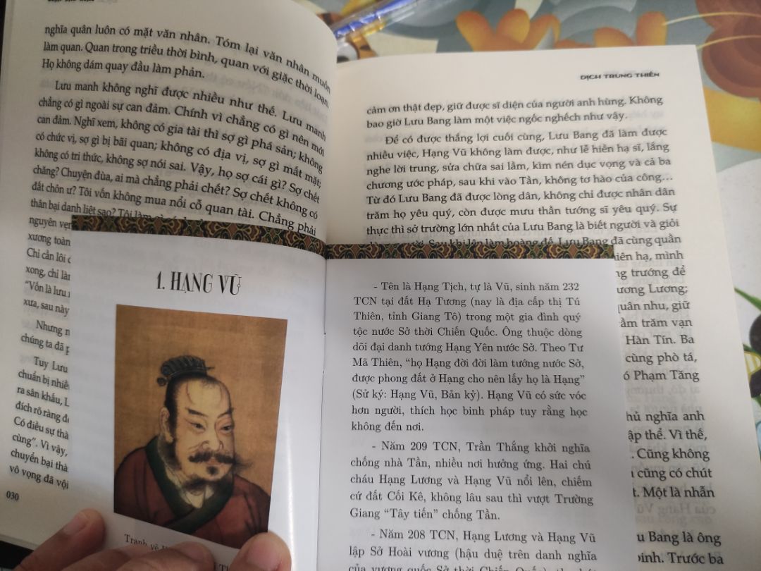 Sách quý nhưng ko hài lòng với cách vận chuyển của Tiki. Có lẽ do dịch nên Tiki đã vận chuyển 10 ngày +thêm 3 ngày trễ nữa là 13 ngày mới tới tay. Mà khi nhận hộp đựng ngoài tơi tả rách nát sách lòi cả ra ngoài, mình sợ dịch nên phải cắt bỏ ở ngoài liền ko có hình. Sách bị móp đầu cong góc hết đọc rất khó chịu. Nội dung sách thì rất hay. Có thêm cuốn tóm tắt tiểu sử nhỏ, làm bookmark cũng tiện. Sách 500 trang mà giá này rất ok. Chỉ mong Tiki xem lại khâu vận chuyển.